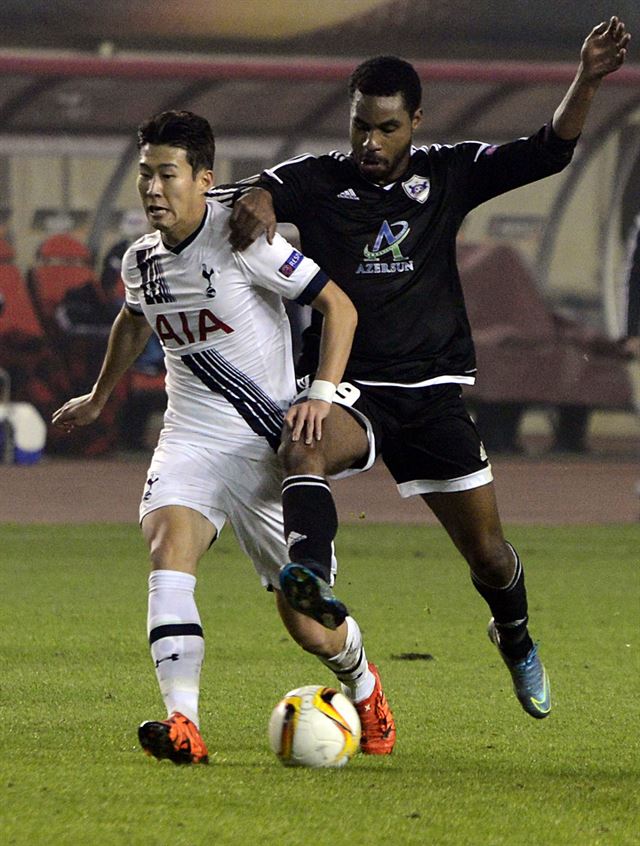 토트넘의 손흥민이 27일 아제르바이잔 바쿠에서 열린 2015~16 유럽축구연맹(UEFA) 유로파리그 J조 조별리그 5차전 카라바크(아제르바이잔)와의 원정 경기에서 볼 다툼을 벌이고 있다. 바쿠=AFP연합뉴스