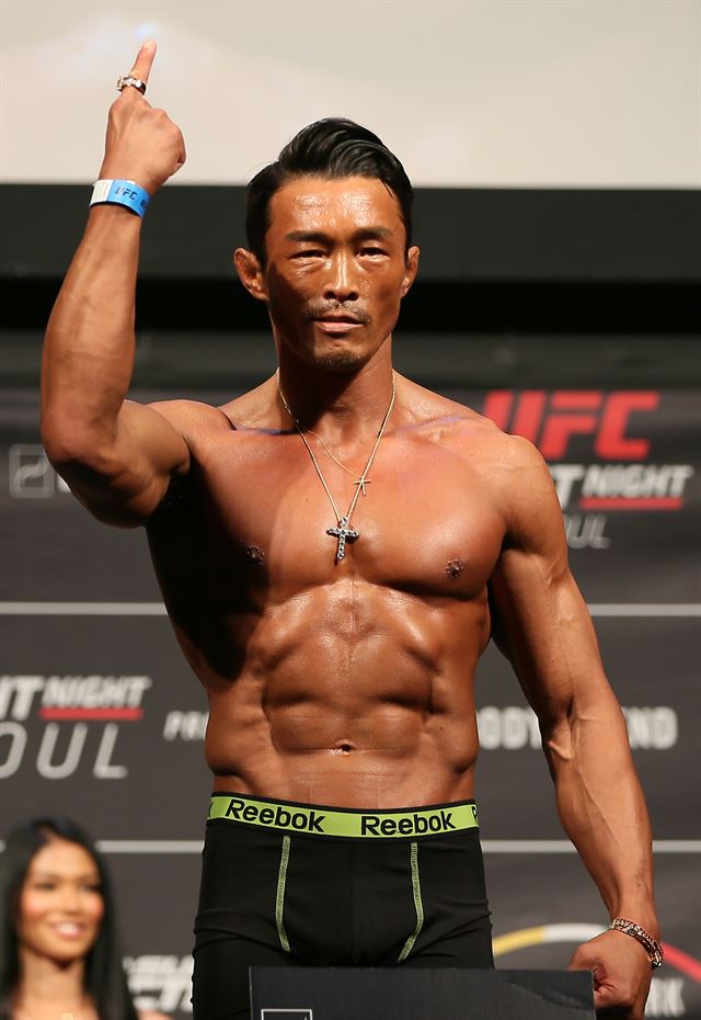 추성훈이 27일 서울 송파구 올림픽 체조경기장에서 열린 UFC 계체량에서 포즈를 취하고 있다. 연합뉴스