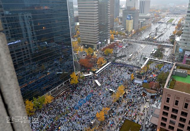 14일 오후 서울 중구 시청 세종대로에서 열린 민중총궐기대회에서 대회 시작이 선언되자 참가자들이 광화문으로 이동하고 있다. 민주노총, 전농 등 참가단체들은 집회에서 정부가 추진하는 노동개혁과 역사 교과서 국정화 정책을 규탄하고 청년실업, 쌀값 폭락, 빈민 문제 등의 해결책 마련을 요구했다. 서재훈기자 spring@hankookilbo.com