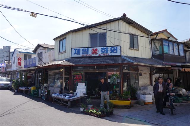 리모델링 하기 전 포항 북부시장 제일꽃집의 허름한 모습. 포항뉴리더 제공