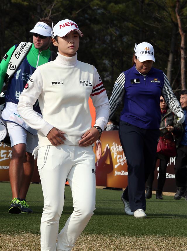 미국여자프로골프(LPGA) 팀과 한국여자프로골프(KLPGA) 팀이 대결을 벌이는 'ING생명 챔피언스트로피 2015' 대회 최종일 경기가 29일 부산 기장군 베이사이드 골프클럽에서 열렸다. 국내파 박성현이 해외파 박인비와 경기를 하고 있다. 부산=연합뉴스