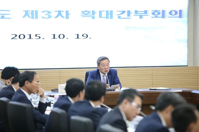 지난달 19일 이재영(가운데) LH 사장이 본ㆍ지사 1급 이상 임원진과 확대간부회의를 개최해 행복주택, 뉴스테이, 주거급여 등 정책 현안을 점검하고 있다. LH 제공