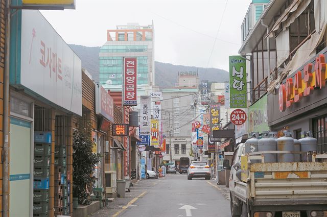 29일 오후 경남 거제 장평로 일대 거리가 사람들 없이 휑한 모습을 보이고 있다. 거제=전혜원기자 iamjhw@hankookilbo.com