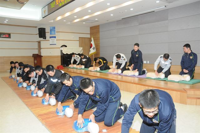 23일 오후 서울 중랑경찰서에서 중랑경찰서 의무경찰 150여 명이 심폐소생술 교육을 받고 있다. 중랑소방서 제공