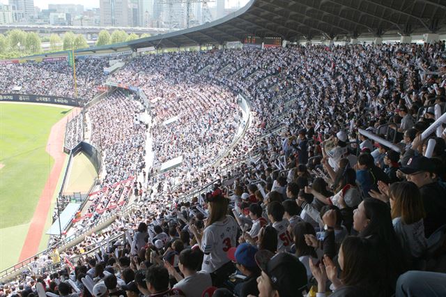 시민들로 가득찬 서울 잠실야구장.연합뉴스 자료사진