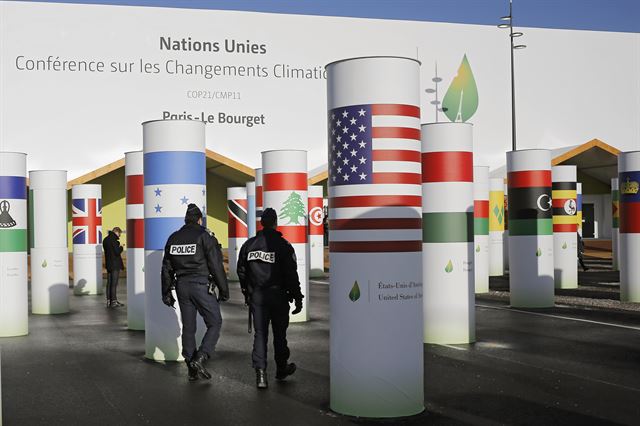 프랑스 파리에서 열릴 제21차 파리 '유엔기후변화협약 당사국총회'(COP21) 공식 개막을 하루 앞둔 29일(현지시간) 르 부르제에서 무장경찰들이 행사장 앞을 순찰하고 있따. .AP 연합뉴스