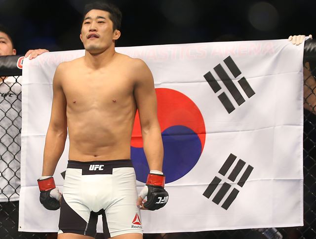 김동현이 28일 서울 송파구 올림픽체조경기장에서 열린 'UFC 파이트 나이트 서울' 경기에 앞서 몸을 풀고 있다. 연합뉴스