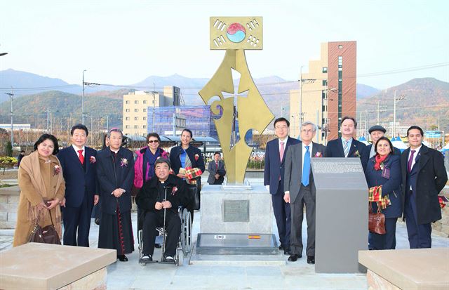 '세스페데스 공원' 개장식에 안상수 창원시장,안명옥 천주교 마산교구장, 곤살로 오르티스 주한 스페인 대사 등이 자리를 함께 했다. 창원시 제공