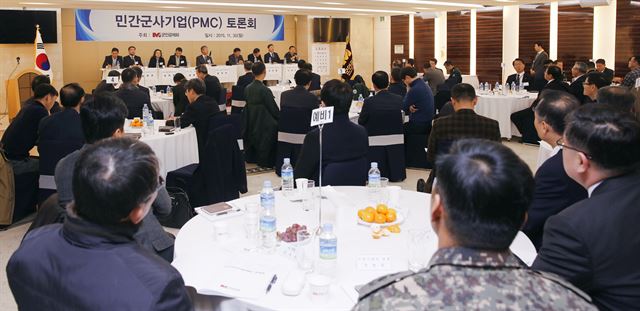 군인공제회가 30일 주최한 민간군사기업(PMC) 토론회에서 패널들이 공제회의 PMC 신규진출에 따른 기대효과와 앞으로의 과제 등에 대해 발표하고 있다. 군인공제회제공