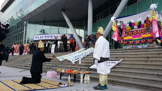 제8대 박진성 순천대 총장 취임식이 열린 30일 총장 임명 반대 교수들이 취임식장 앞에서 상여시위를 벌였다.