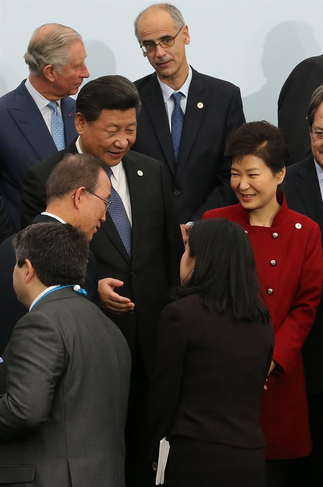 박근혜 대통령과 시진핑 중국 국가주석이 30일(현지시간) 파리 르부르제 공항 컨벤션 센터에서 열린 유엔 기후변화협약 당사국 총회(COP21) 정상단체 기념촬영 행사에 참석, 반기문 유엔 사무총장과 인사를 나누고 있다. 파리=연합뉴스