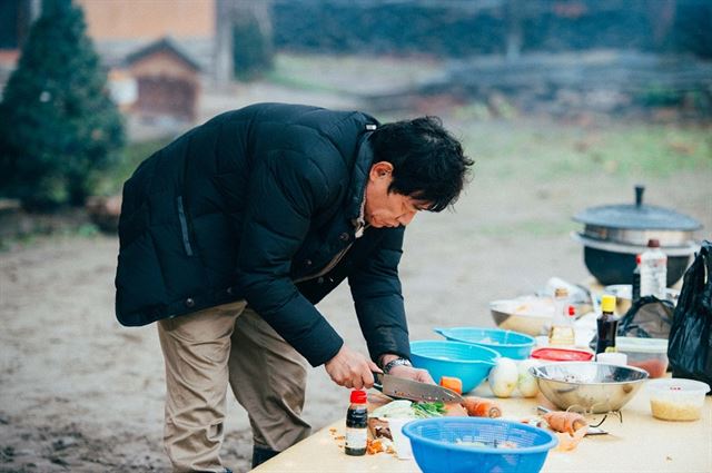 27일 방송된 KBS2 ‘나를 돌아봐’에서 이경규가 이서진과 옥택연의 tvN ‘삼시세끼’ 촬영지인 강원 정선의 옥순봉 민박집을 찾아 요리를 하고 있다. KBS제공