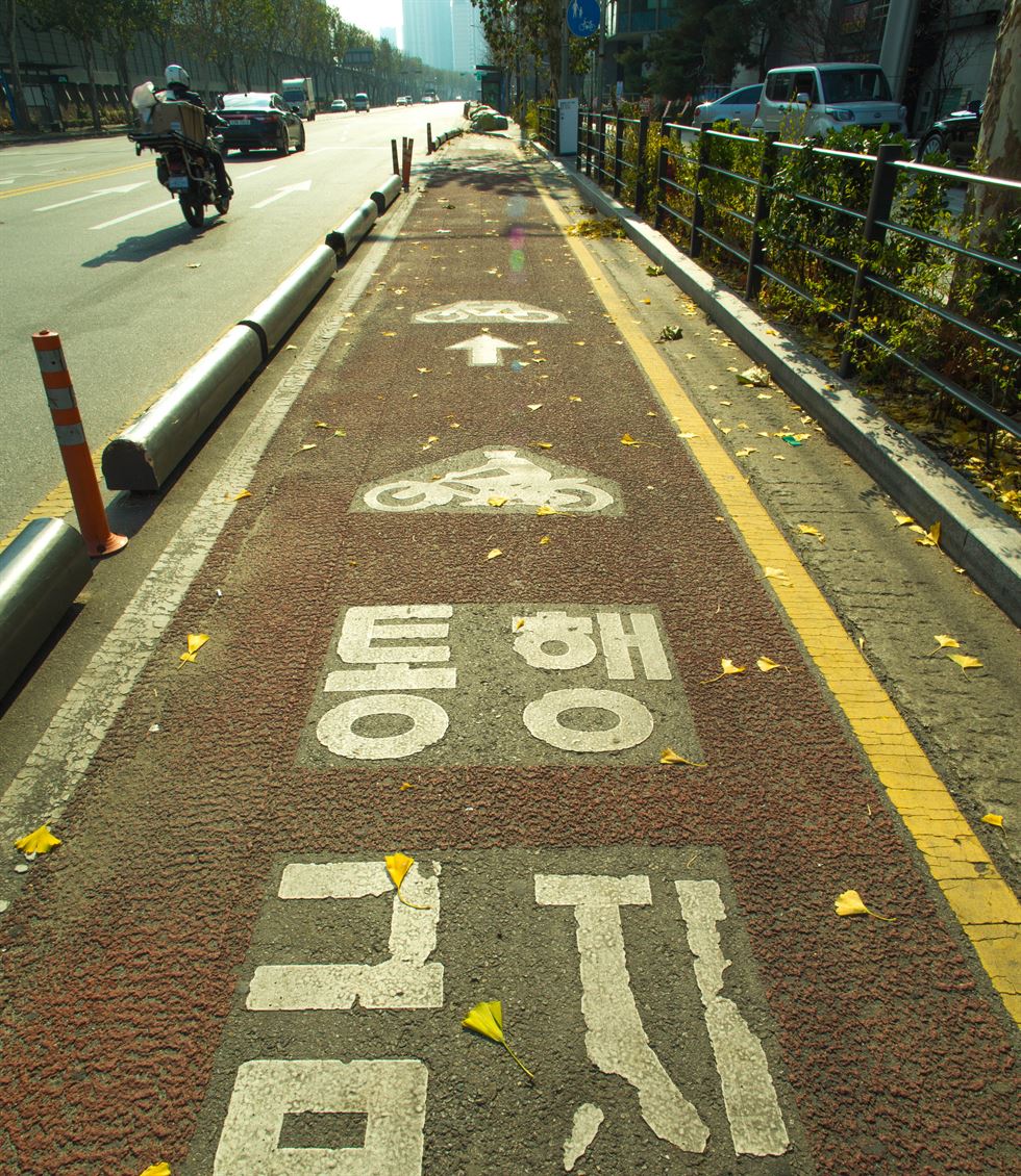 서울 서대문구 천연동의 도로변에서 누군가 주차를 막기 위해 공사펜스까지 동원한 시설물을 설치해 두었다.