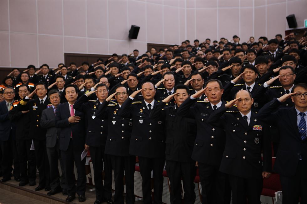 2일 오후 서해해양경비안전본부 대강당에서 홍익태 본부장과 박홍률 목포시장 등이 참석한 가운데 특수구조대가 출범했다./2015-12-02(한국일보).