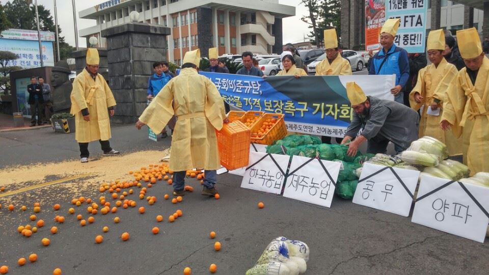 2일 전국농민회총연맹 제주도연맹과 전국여성농민회총연합 제주도연합 회원 20여명은 제주도청 정문 앞에서 지난달부터 이어진 잦은 비날씨로 큰 피해를 입게 된 농산물에 대한 가격보장 대책을 요구하면서 항의 표시로 자신들이 재배해 감귤, 콩나물콩 등을 도로 위에 쏟아 부었다. 김영헌기자