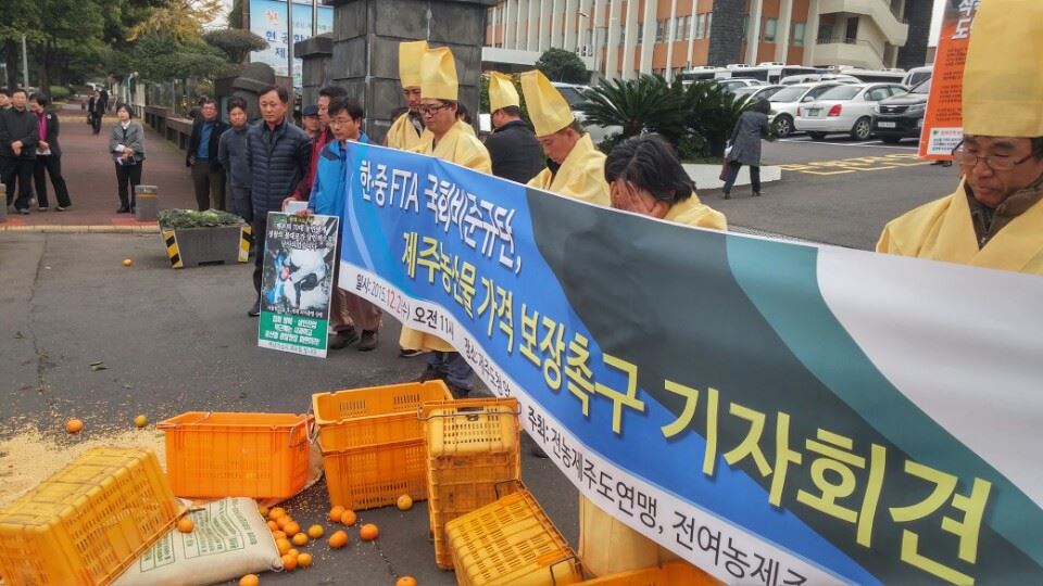 2일 전국농민회총연맹 제주도연맹과 전국여성농민회총연합 제주도연합 회원 20여명은 제주도청 정문 앞에서 지난달부터 이어진 잦은 비날씨로 큰 피해를 입게 된 농산물에 대한 가격보장 대책을 요구하면서 항의 표시로 자신들이 재배해 감귤, 콩나물콩 등을 도로 위에 쏟아 부은 후 한 농민이 오열하고 있다. 김영헌기자