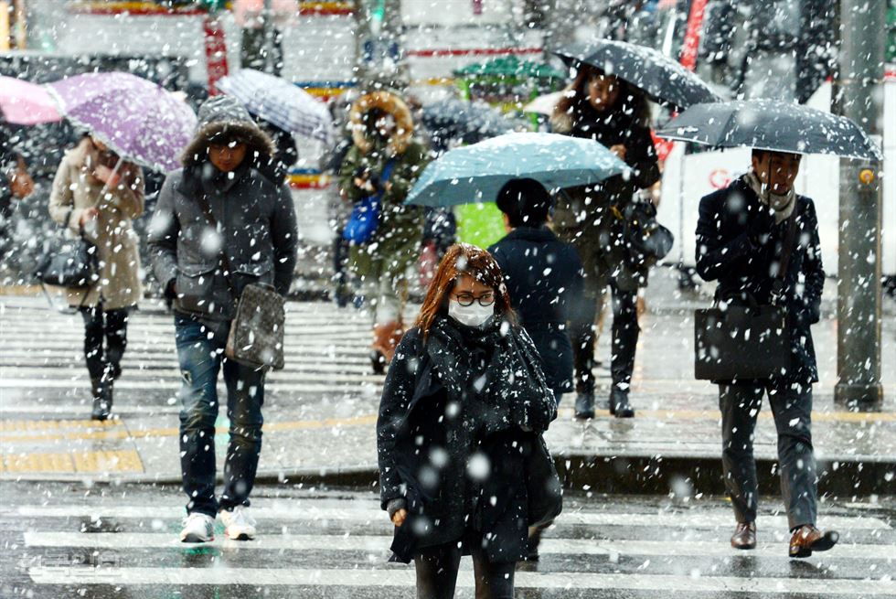 전국에 많은 눈이 내리는 가운데 3일 오전 서울 중구 세종대로에서 시민들이 출근길을 서두르고 있다. 홍인기기자 hongik@hankookilbo.com