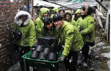 순천향대 재학생 홍보대사 40여명이 3일 눈이 내리는 가운데 지난 가을축제 수익금을 모아 구입한 연탄을 아산시 소외계층 가정에 배달하고 있다. 순천향대 제공