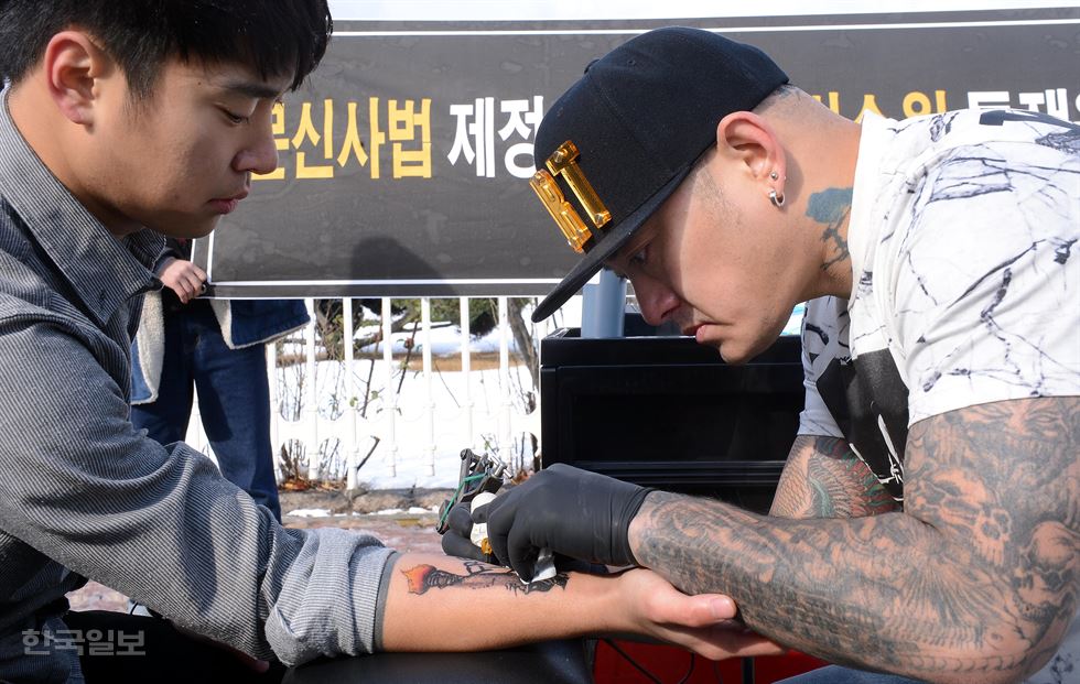 3일 오후 타투이스트 이랑씨가 국회 앞에서 문신사볍 제정을 촉구하는 기자회견문을 발표하고 있다.고영권기자youngkoh@hankookilbo.com