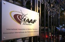 한 사진기자가 지난달 13일 모나코 국제육상경기연맹(IAAF) 본부에서 로고를 촬영하고 있다. IAAF는 당초 러시아로 결정됐던 세계경보선수권대회와 세계주니어육상선수권대회 개최지를 내년 1월8일 재선정한다고 4일 발표했다. 모나코=AP연합뉴스