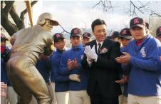 이승엽(39·삼성)이 3일 모교인 대구 경상중학교에서 열린 ‘이승엽 선수상 제막식’에 참석해 야구부 후배들과 박수를 치고 있다. 대구=연합뉴스