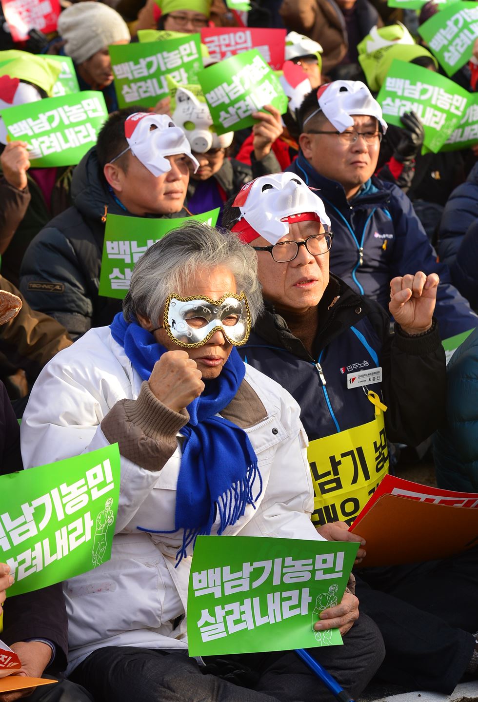 5일 오후 제2차 민중총궐기 대회 참가자가 서울광장에서 대회를 마치고 서울대 병원으로 행진하고 있다. 뉴시스