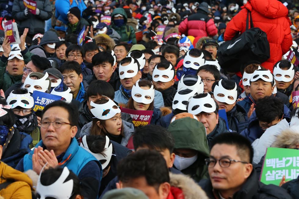 5일 오후 서울 광화문사거리에서 열린 역사교과서 국정화 저지 국민대회에서 참가자들이 각시탈 가면을 쓰고 있다.뉴시스