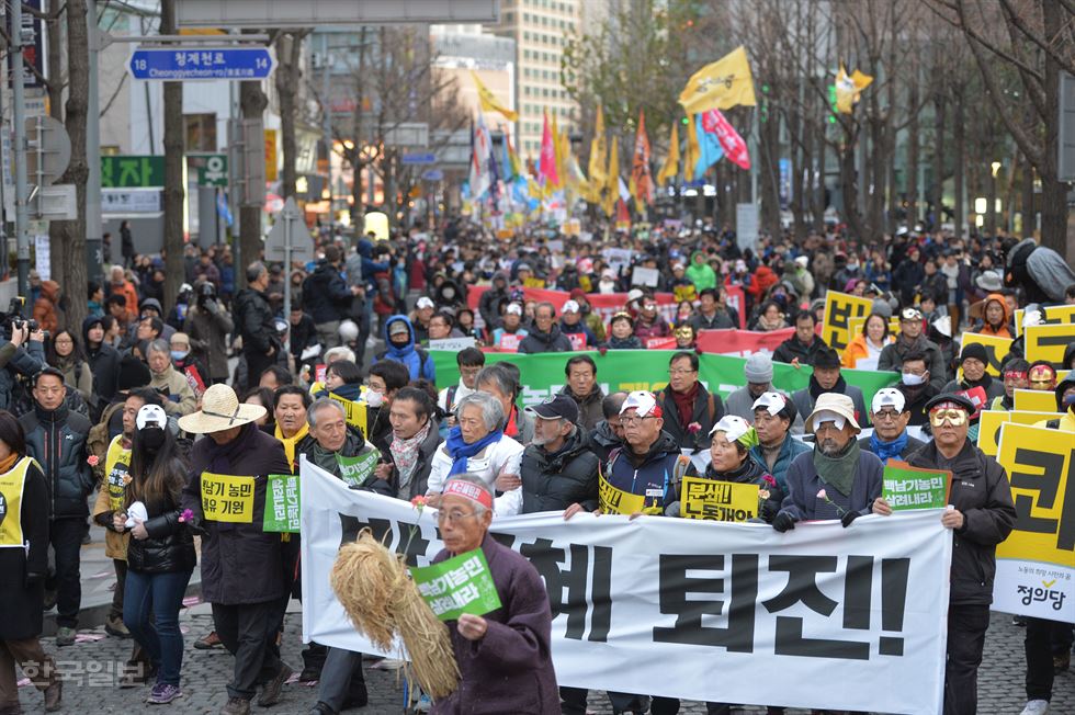 5일 오전 서울 서대문구 경찰청 앞에서 열린 기자회견에서 알바노조, 청년좌파 회원들이 지난 14일 민중총궐기 집회와 관련해 경찰이 집회 결사의 자유를 부정하고 있다고 주장하며 경찰을 규탄하는 발언을 하고 있다. 연합뉴스