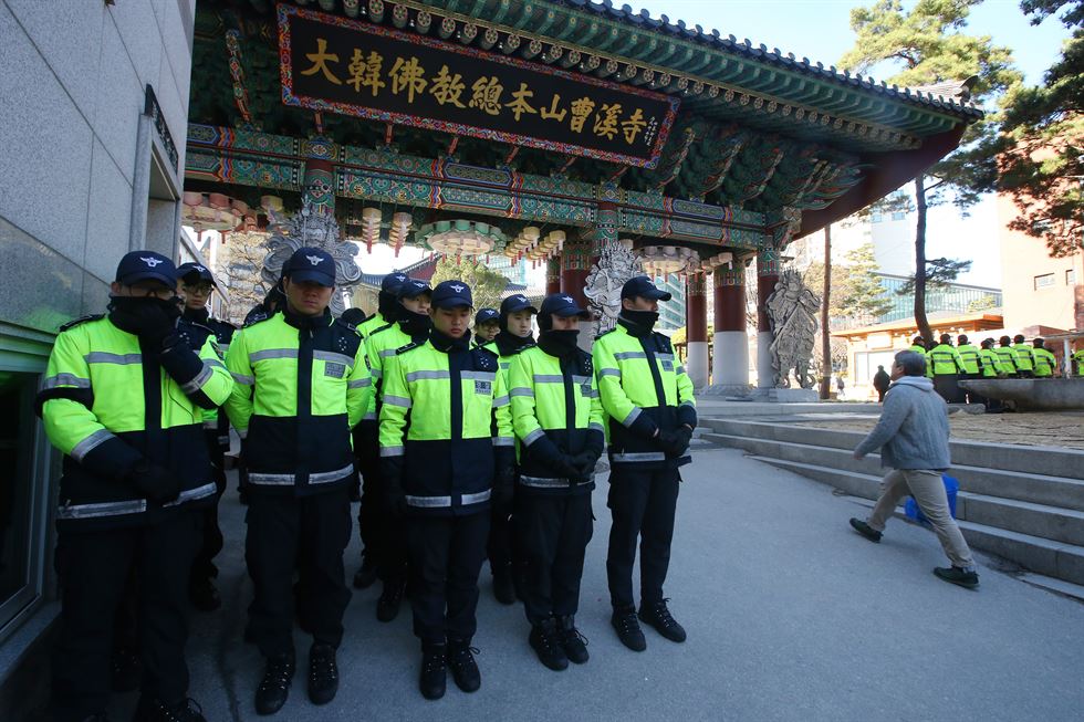 조계사 신도들이 5일 오후 서울 종로구 조계사에서 백남기 농민의 쾌유와 평화시위를 기원하는 행진을 시작하고 있다. 연합뉴스