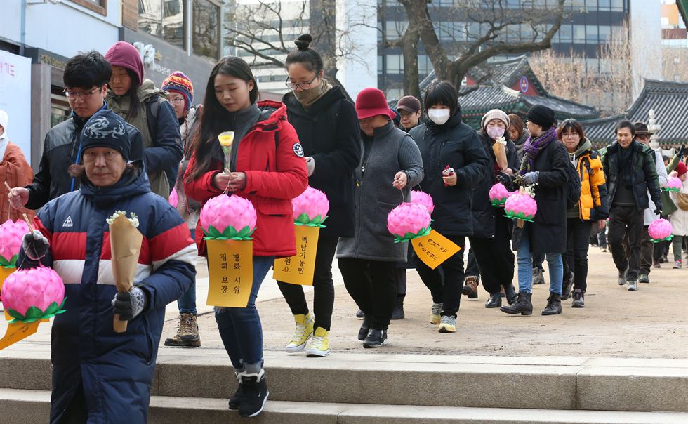 5일 오후 서울 청계광장 인근에서 청년좌파, 민중총궐기 대학본부 등 청년단체들과 민중총궐기 참가자들이 '나는 박근혜 국가의 국민을 사퇴합니다'라고 주장하며 퍼포먼스를 하고 있다. 연합뉴스