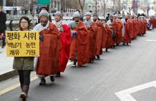 종교인평화연대가 5일 오후 서울 중구 서울파이낸스센터 앞에서 ‘평화의 꽃길 기도회’를 열고 평화 집회를 염원하는 가운데 대한불교 조계종 화쟁위원장 도법(앞줄 왼쪽 두 번째) 스님이 묵상에 잠겨 있다. 김혜영기자 shine@hankookilbo.com