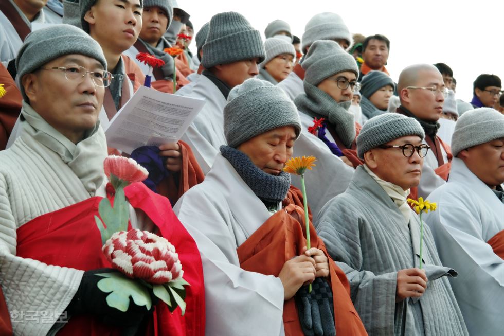 5일 오후 종교인평화연대가 서울 중구 서울파이낸스센터 앞에서 평화의 꽃길 기도회를 열고 있다. 연합뉴스