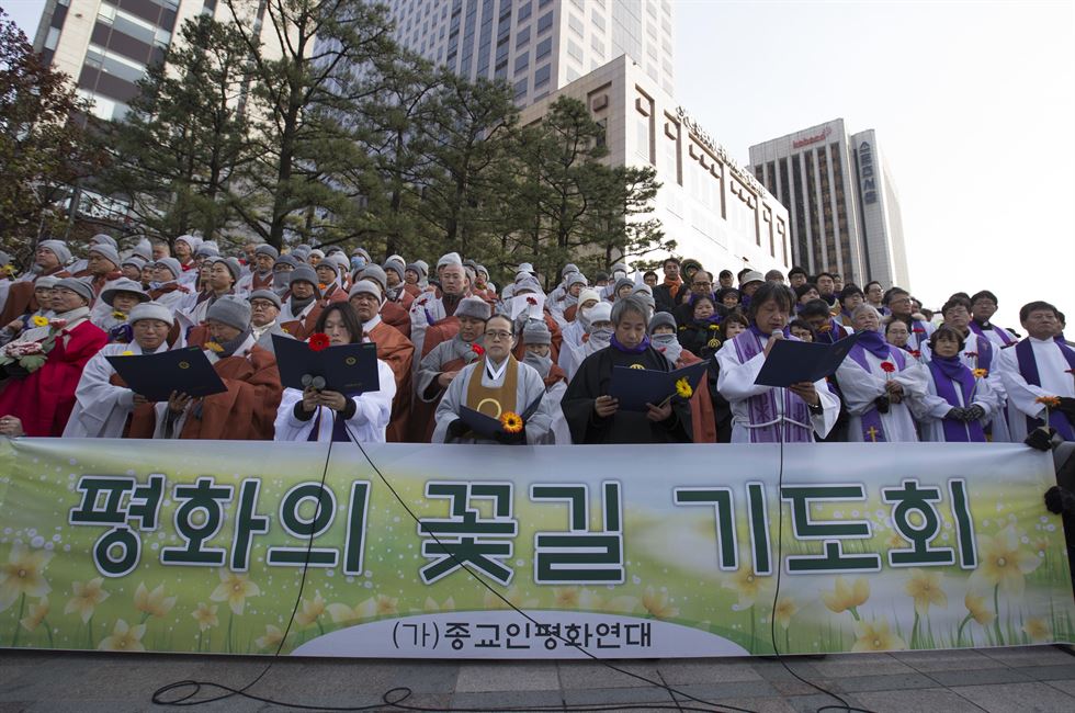 종교인평화연대가 5일 오후 서울 중구 서울파이낸스센터 앞에서 ‘평화의 꽃길 기도회’를 연 뒤 침묵 속에 집회 개최지 주변을 돌며 평화를 염원하고 있다. 행렬에 앞장 선 이채은 한국대학생불교연합회장 뒤를 화쟁위원장 도법 스님을 비롯한 스님들이 지키며 걷고 있다. 김혜영기자 shine@hankookilbo.com