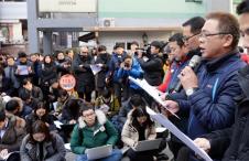 7일 오전 서울 조계사 관음전 앞에서 김종인(오른쪽2번째)민주노총 부위원장장을 비롯한 산별노조 대표자들이 한상균 위원장 입장 발표문을 대독하고 있다. 배우한기자 bwh3140@hankookilbo.com