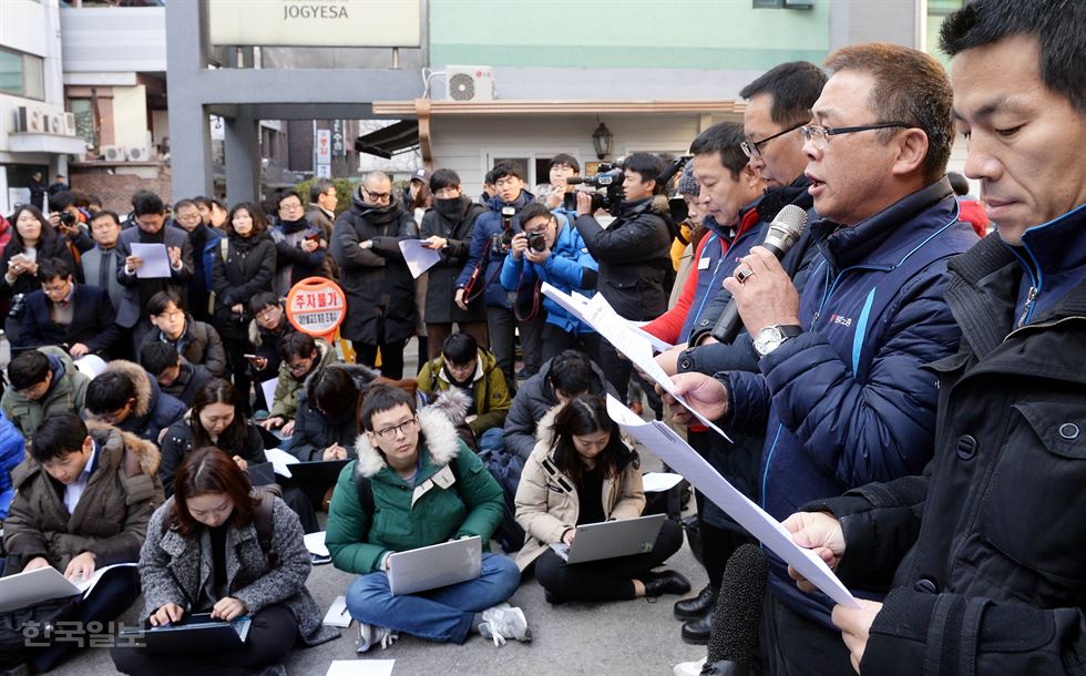 6일 오전 서울 종로구 조계사 앞에서 경찰들이 경계근무를 서고 있다. 뉴시스