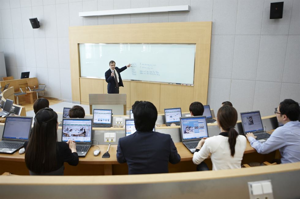 사이버대는 온라인과 오프라인이 결합된 창의적인 교육과정을 제공해 각광받고 있다. 오프라인 캠퍼스에 마련된 강의실에서 수업에 참가하고 있는 사이버대 학생들의 모습.