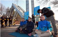 사법시험 수험생들이 7일 서울대학교 정문 앞에서 사법시험 존치를 주장하며 삭발식을 진행하고 있다. 연합뉴스