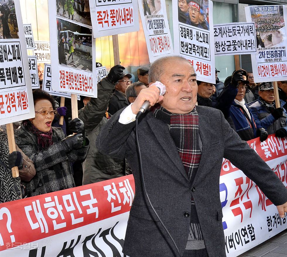 7일 오후 부산 강서구 현대부산신항만 부두에서 농심이 백두산에서 생산한 생수가 북한 나진항을 통해 부산항으로 운반돼 하역 작업이 이뤄지고 있다. 부산=전혜원기자