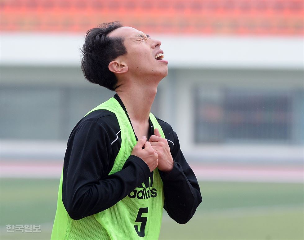 심판 체력테스트에 앞서 환하게 웃고 있는 축구 심판들. 조영현 인턴기자(한국외대 미디어커뮤니케이션학부3)