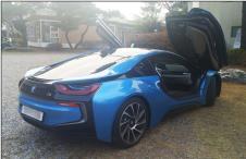 미래지향적인 디자인을 자랑하는 BMW 최초의 PHEV 'BMW i8'.