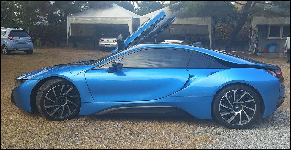 내연기관 차량과 다르지 않은 스타일의 BMW i8의 20인치 휠.