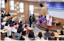 단국대 한국학 연수프로그램에 참여한 몽골의 한국학 대학교수들이 8일 자국 유학생들과 함께 우리나라의 전통 굿 공연을 관람하고 있다. 단국대 제공