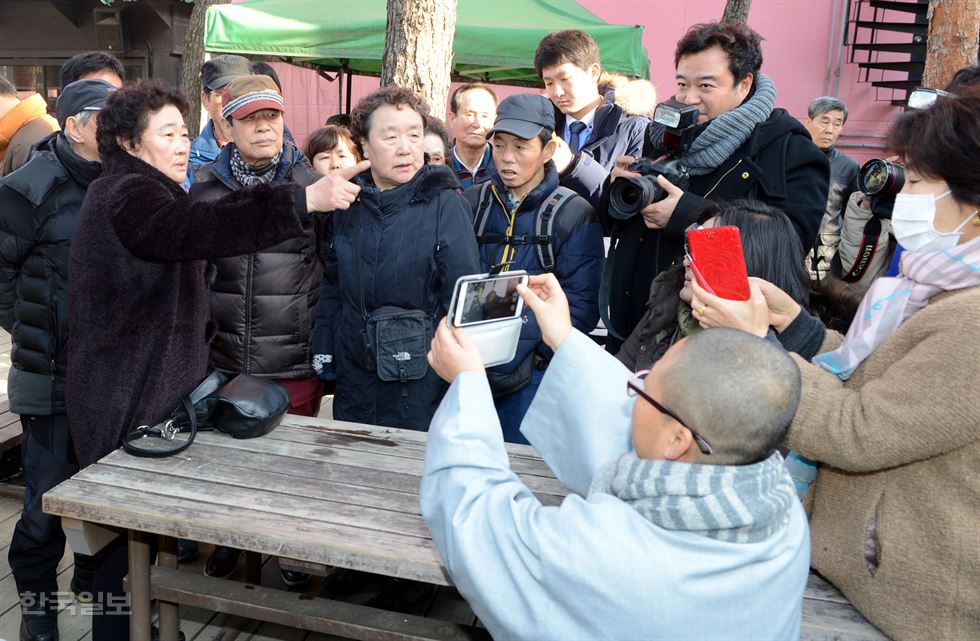 경찰이 한상균 민주노총 위원장의 강제영장 집행을 밝힌 9일 오후 서울 종로구 조계사에서 경찰 관계자들이 한 위원장이 피신 중인 관음전을 살펴보고 있다. 홍인기기자 hongik@hankookilbo.com