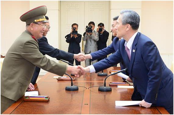 남북 차관급 당국회담이 11일로 다가왔다. 사진은 지난 8월 25일 판문점에서 열린 남북고위급 접촉에서 양측 당국자들이 합의를 이뤄내고 악수를 나누는 모습.