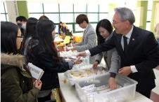 나사렛대 신민규(오른쪽) 총장이 9일 도서관에서 기말고사를 준비 중인 학생들에게 김밥과 음료수를 나눠 주고 있다. 나사렛대 제공