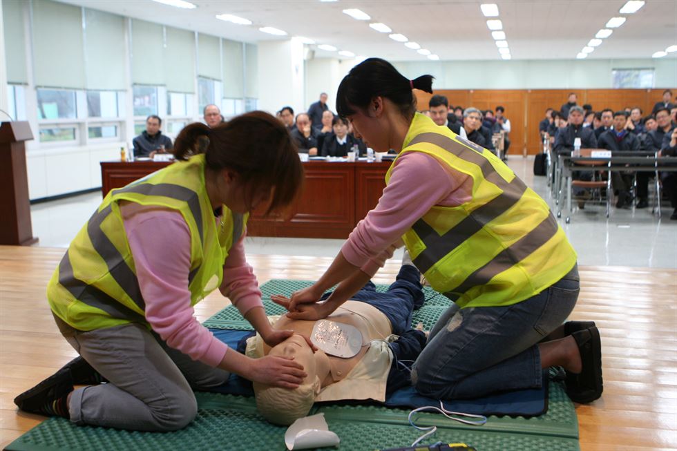 대전도시철도공사가 직원과 역무원들을 대상으로 10일 개최한 심폐소생술 경연대회에 참가한 선수들이 응급구조 상황을 시연하고 있다. 대전도시철도제공.