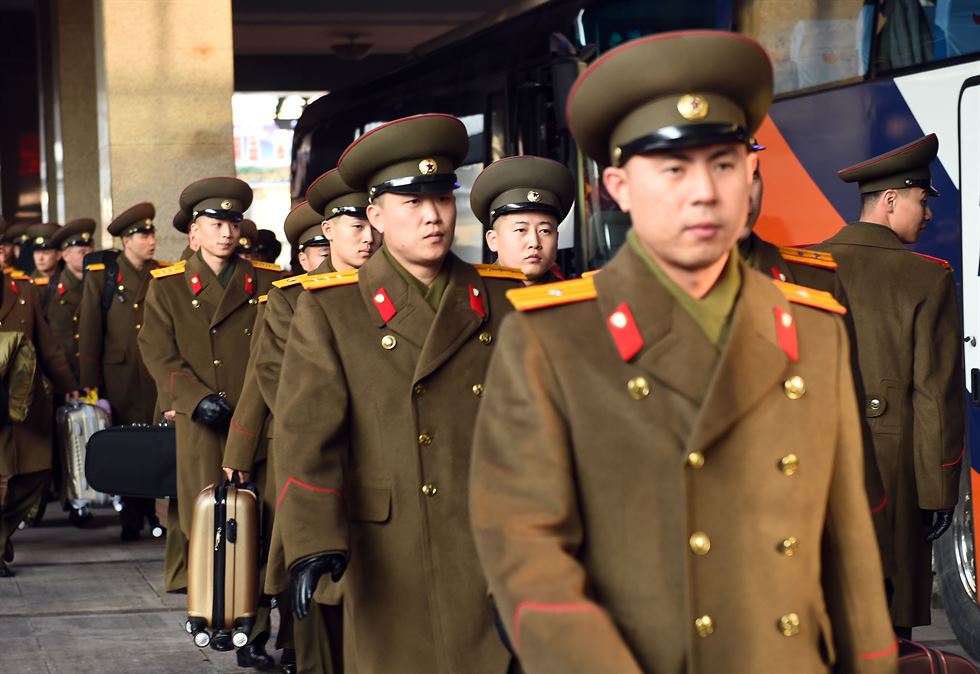 김정은 북한 국방위원회 제1위원장이 만든 '북한판 걸그룹' 모란봉악단이 10일 첫 베이징(北京) 공연을 위해 베이징에 도착했다. 민주호텔 2층 식당에서 모란봉악단 및 북한 공훈국가합창단원들이 식사하고 있다. 베이징=연합뉴스