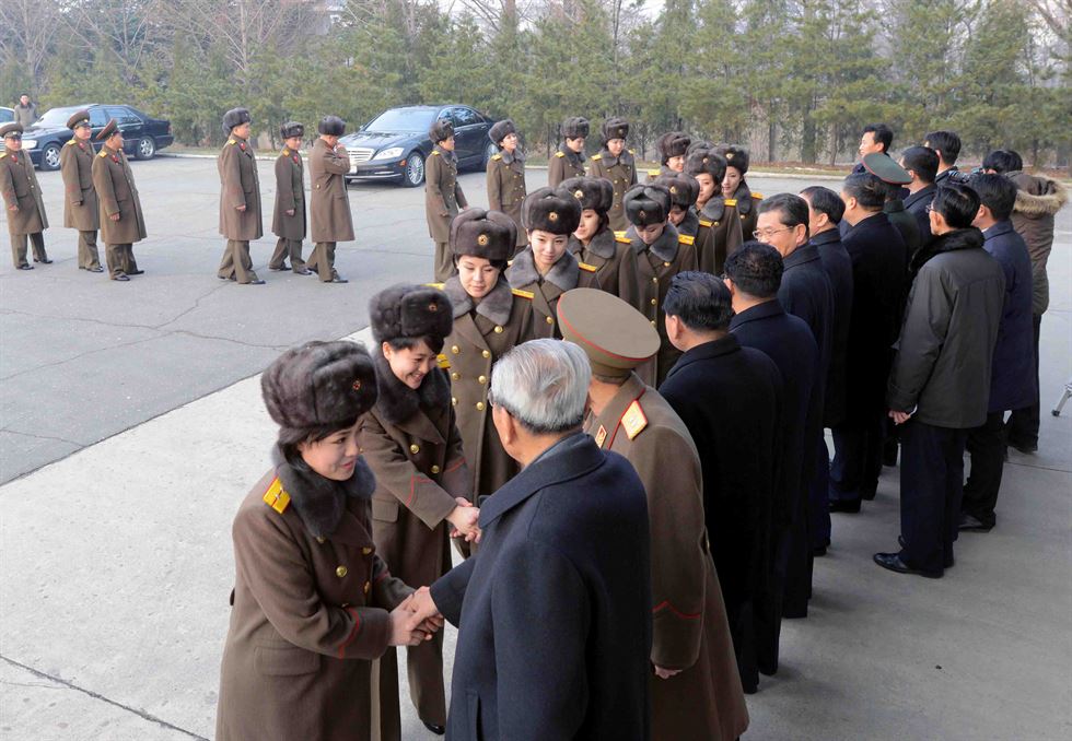 중국 친선방문 길에 오른 북한의 공훈국가합창단과 모란봉악단 단원들이 9일 평양역에서 줄지어 열차로 향하고 있다. 이들은 10일부터 15일까지 중국에서 공연을 펼치게 된다. 평양=AP 연합뉴스