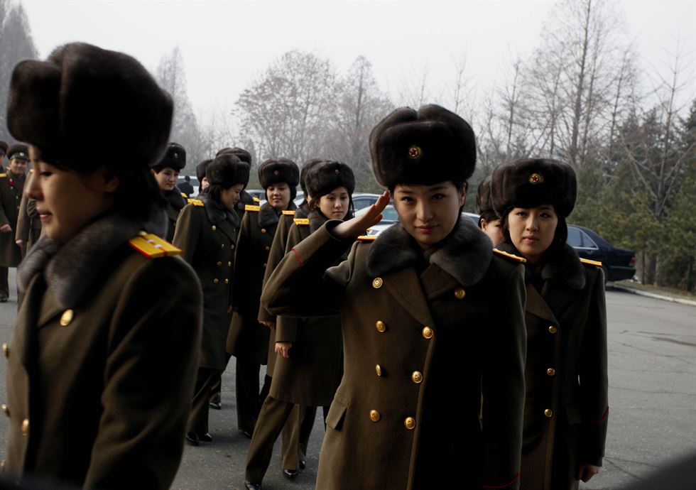 중국 친선방문 길에 오른 북한의 공훈국가합창단과 모란봉악단 단원들이 9일 평양역에서 출발에 앞서 기념촬영하고 있다. 최근 양국의 해빙 무드 속에 이들은 10일부터 15일까지 중국에서 공연을 펼친다. 평양=AP 연합뉴스