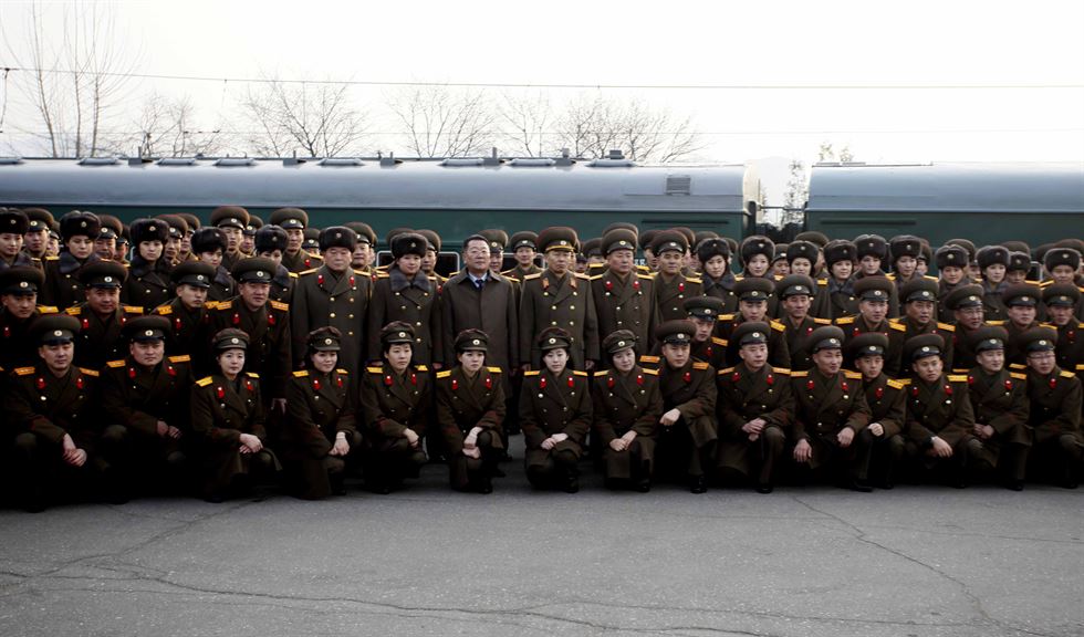 한동안 얼어붙었던 북중관계가 최근 해빙 조짐을 보이는 가운데 북한의 대표적인 악단들이 중국을 친선 방문해 공연을 펼친다. 조선중앙통신은 8일 "공훈국가합창단과 모란봉악단이 10일부터 15일까지 중화인민공화국을 친선 방문해 공연을 진행한다"고 전했다. 사진은 9일 이들 단원이 평양역을 출발하면서 한 단원이 거수 경례로 인사하는 모습. 평양=AP 연합뉴스